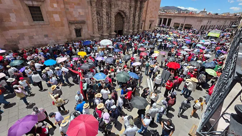 Maestros marchan en Zacatecas y se concentran en Plaza de Armas